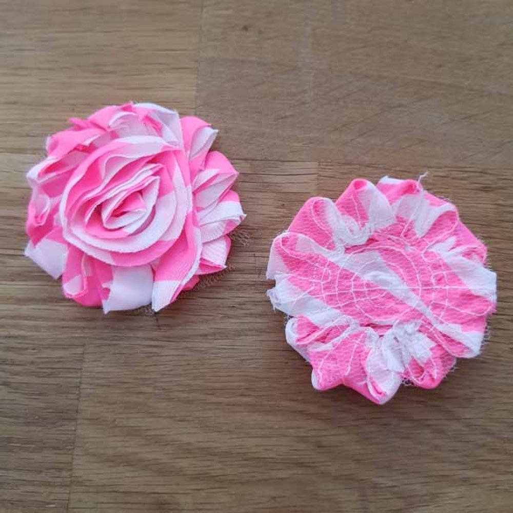 Blomma av fransigt tyg nr 72