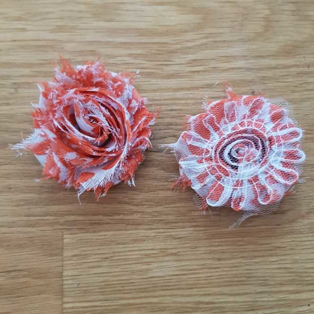 Blomma av fransigt tyg nr 06