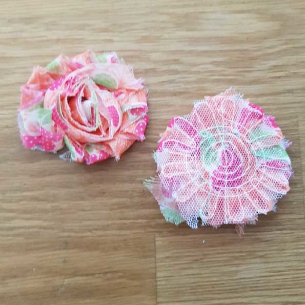 Blomma av fransigt tyg nr 17