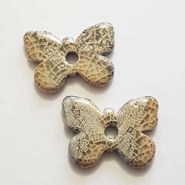 Grands papillons en céramique émaillée avec effet craquelé.