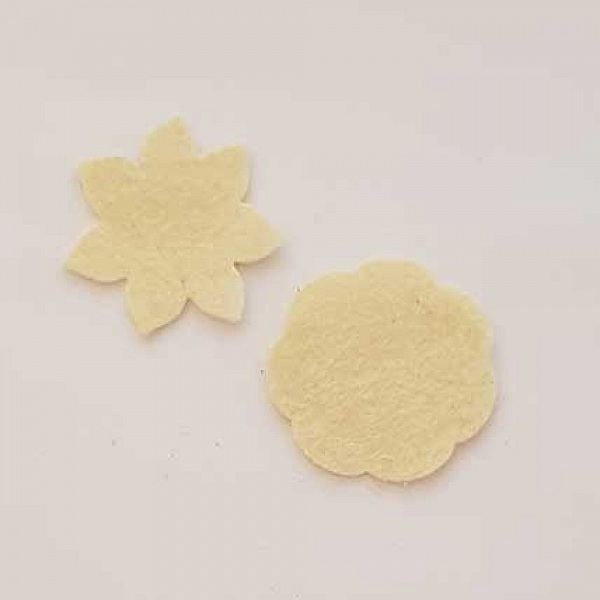 Jolie petite fleur en Feutrine 36 mm N&deg;07-4 x 2 pi&egrave;ces