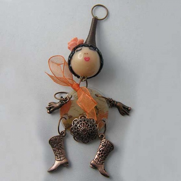 Kit de poupée porte-clé Lolita avec breloques et ruban orange.