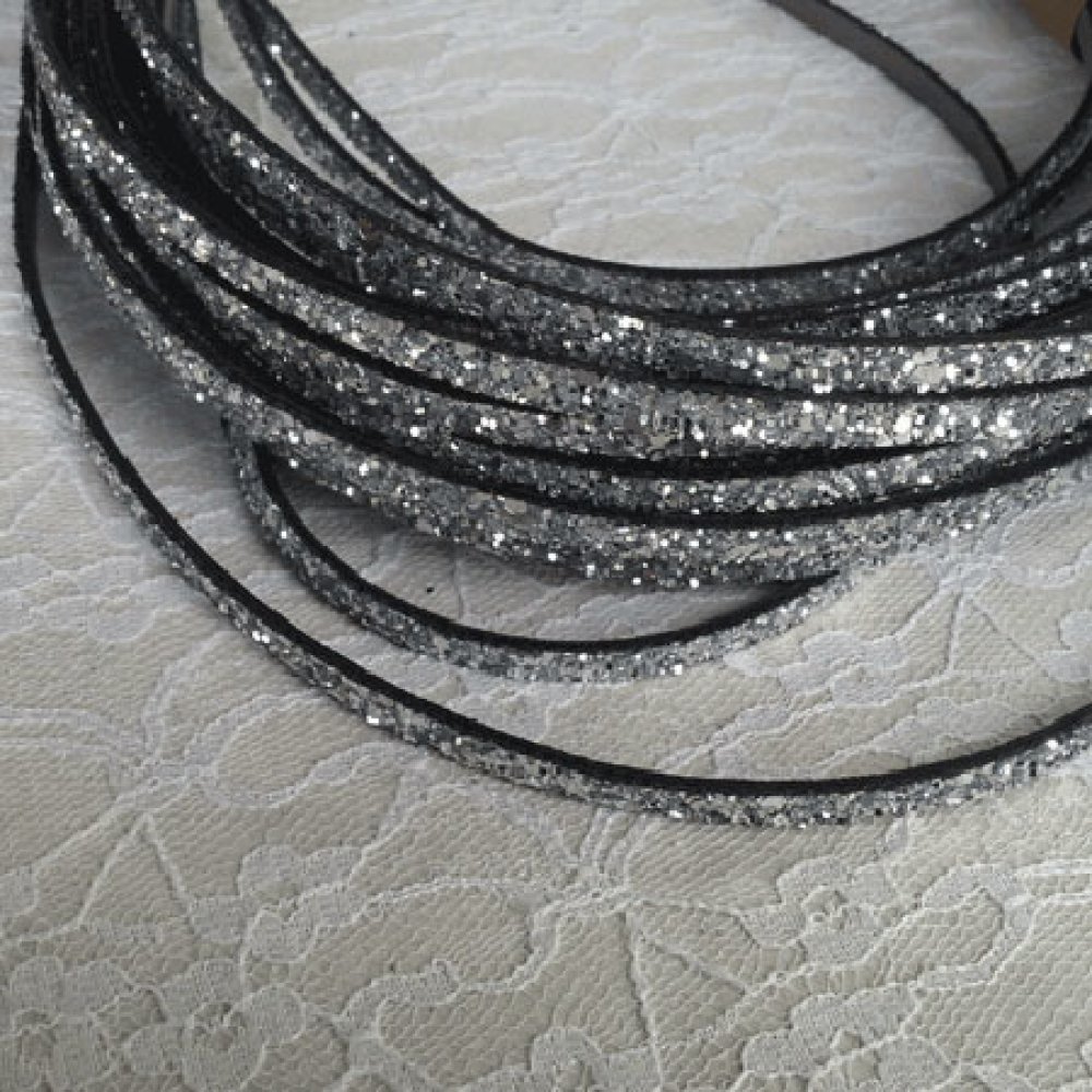 Silver glitterrem 06 mm med läderfoder per 20 cm