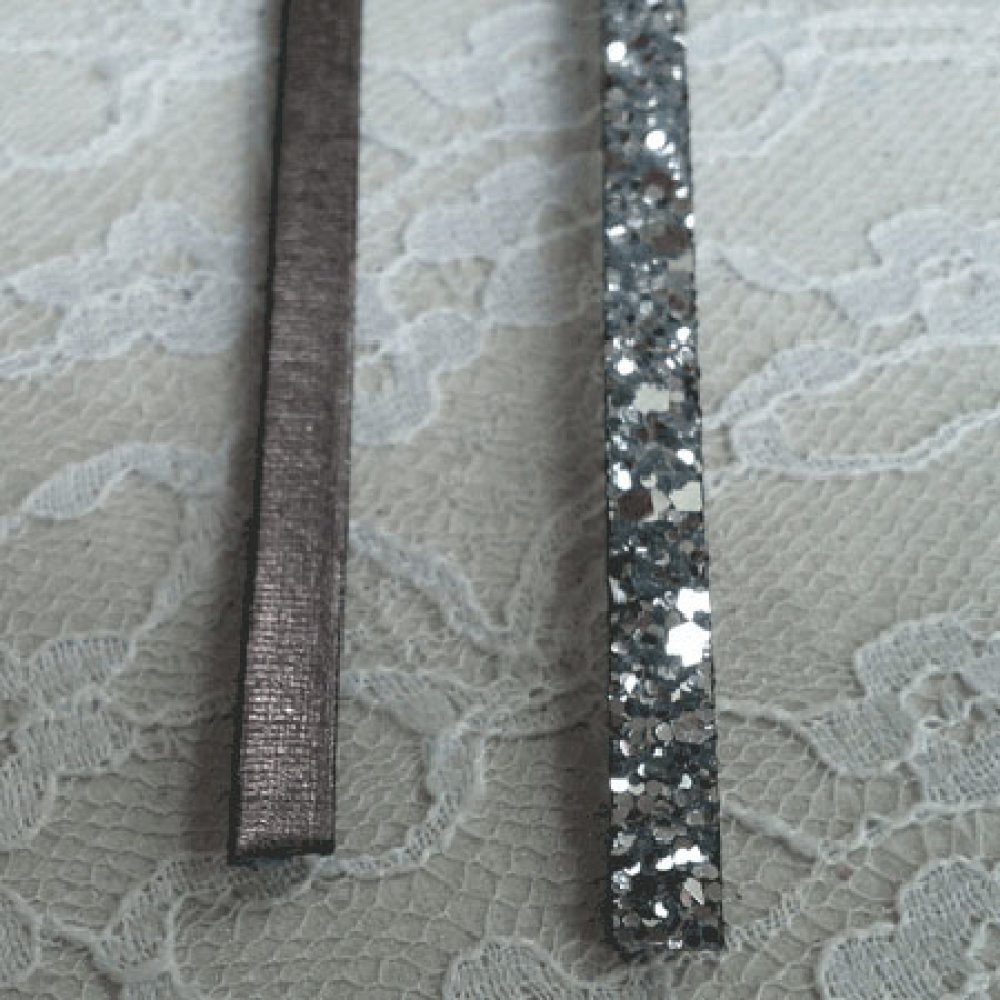 Silver glitterrem 06 mm med läderfoder per 20 cm