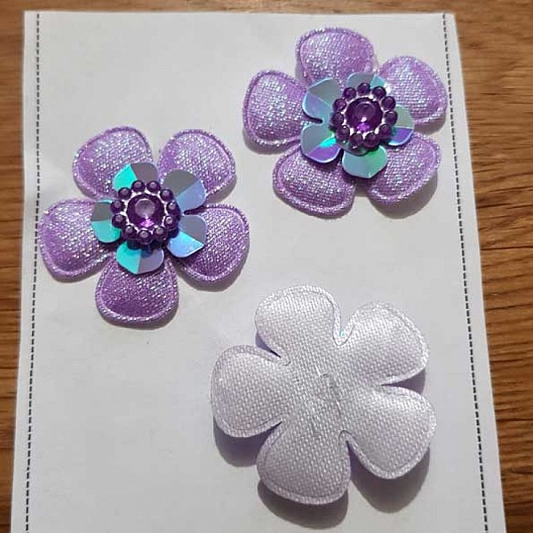 Upps&auml;ttning med 3 blommor 5 kronblad Lila tyger