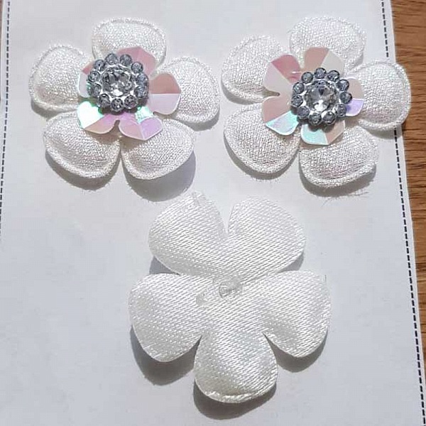 Upps&auml;ttning med 3 blommor 5 kronblad Tyg Vit