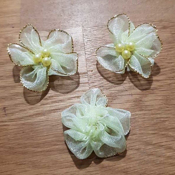 Upps&auml;ttning av 3 f&auml;rgade blommor vatten gr&ouml;nt organza tyg