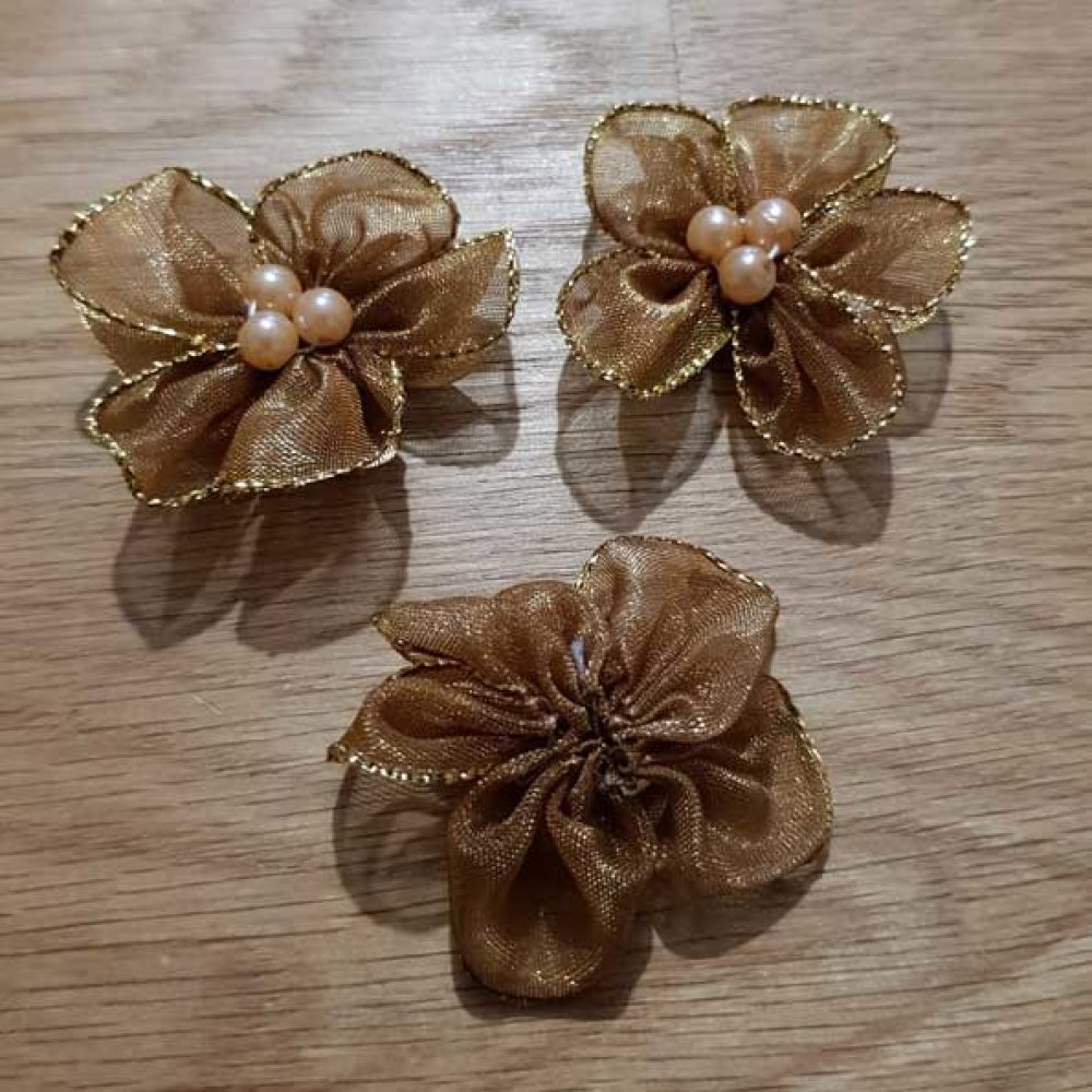 Uppsättning med 3 färgade blommor Organza-tyg Brun