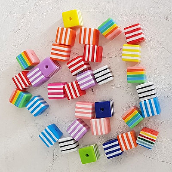 Set med 33 olika p&auml;rlor 8 x 8 mm