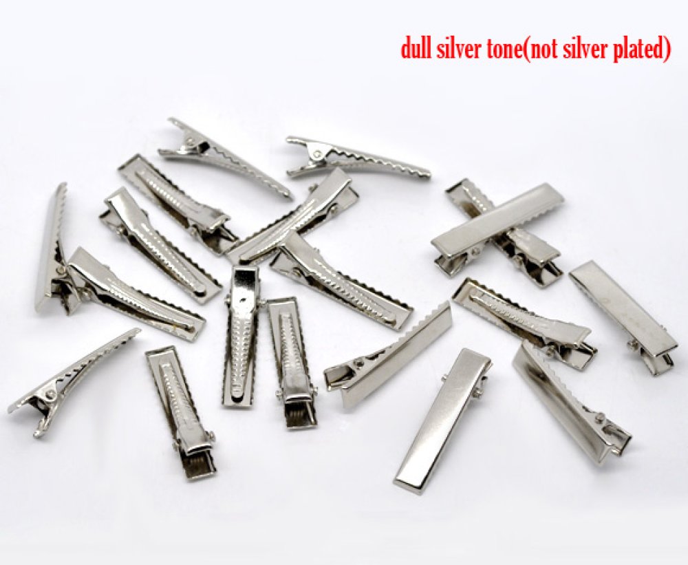 Förpackning med 50 krokodilklämmor - Silver 32 mm x 7 mm.