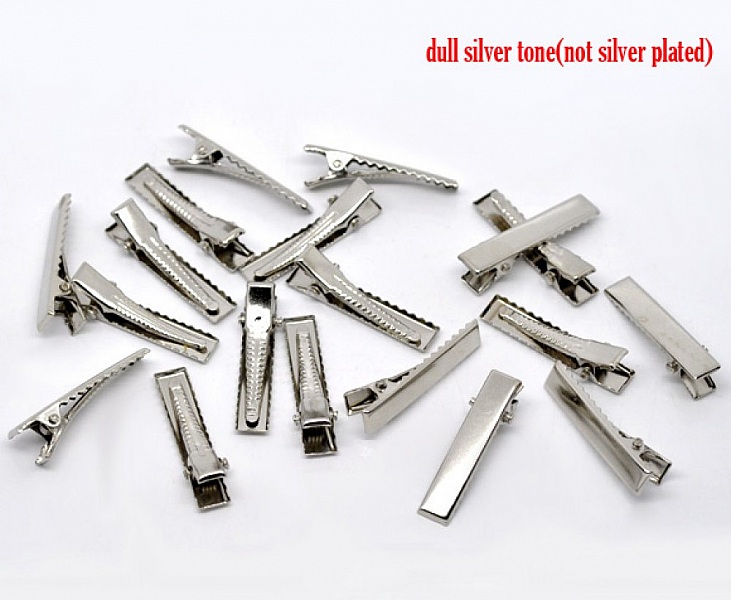 F&ouml;rpackning med 50 krokodilkl&auml;mmor - Silver 32 mm x 7 mm.