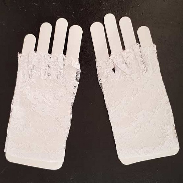 Gants mitaines en dentelle blanche pour cérémonie ou mariage.