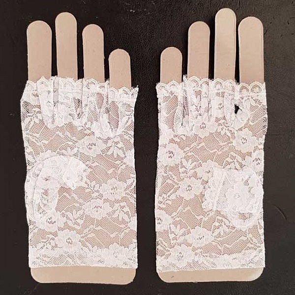 Gants mitaines en dentelle blanche pour mariage ou cérémonie.