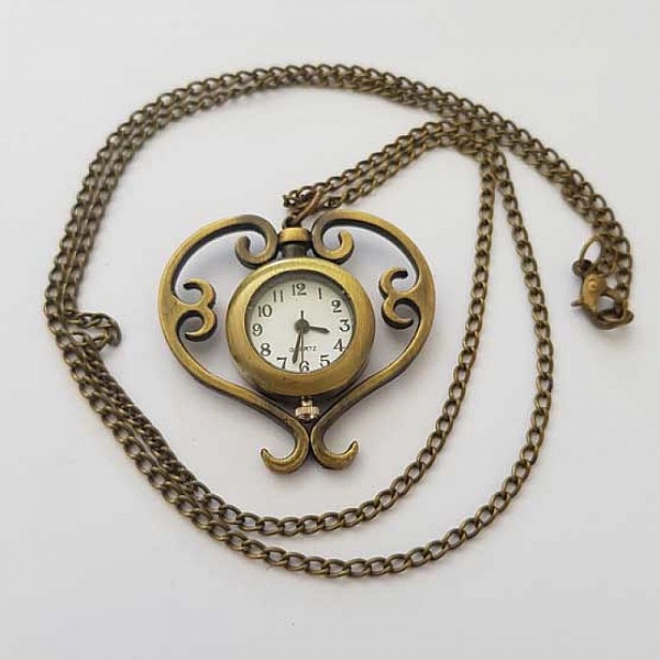 Antik brons hj&auml;rta med kilkors med kedja