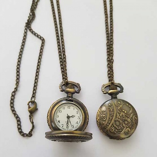 Antik bronsstj&auml;rna med kofog med kedja