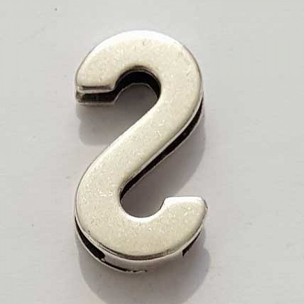 Passant 25 mm en zamak lettre S couleur argent.