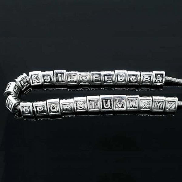 Perles alphabet en métal argenté forme triangle lettre N.