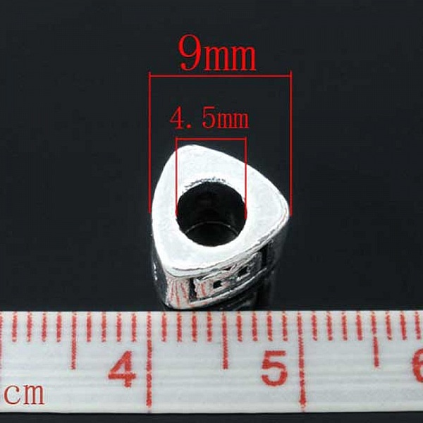 Perle triangle lettre N en métal argenté avec dimensions.