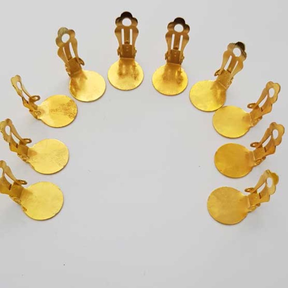 Örhängena står Clips Tray N°01 2nd Choice x 5 par guld