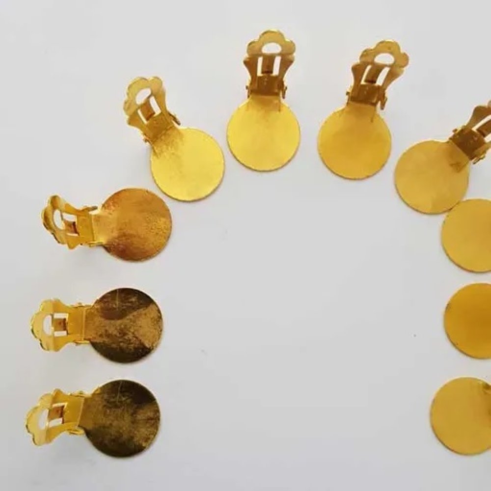 Örhängena står Clips Tray N°01 2nd Choice x 20 par guld