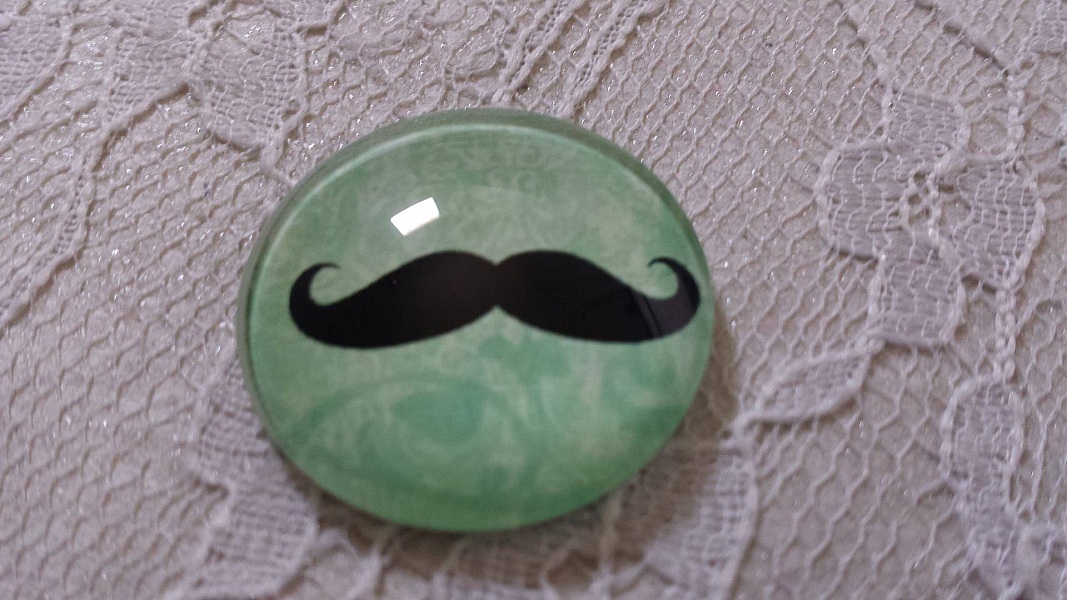 glas cabochon rund 25mm mustasch 024 
