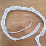 Vit elastisk 4,5 mm spets som ska sys