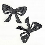 Knot charm N°06 hängande, filigran knutförbindelse i fin svart metall 39 x 26 mm