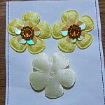 Uppsättning av 3 blommor 5 kronblad gult tyg