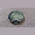 glas cabochon rund 25mm mustasch 025 