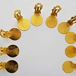 Örhängena står Clips Tray N°01 2nd Choice x 20 par guld