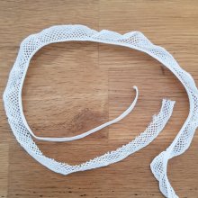 Vit elastisk 4,5 mm spets som ska sys
