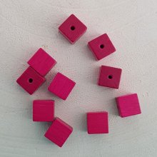 10 träpärlor Cube / Square 10 mm Fushia