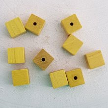 10 träpärlor kub / fyrkant 10 mm gul