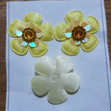 Uppsättning av 3 blommor 5 kronblad gult tyg