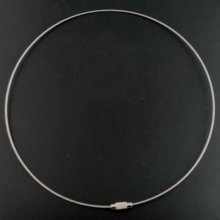 1 halsband med styv kabeltråd grått skruvspänne N°01