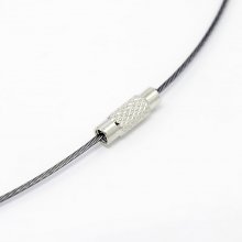 1 skiffergrått, styvt kabelhalsband med skruvspänne N°01
