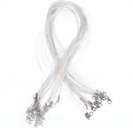 10 halsband av organza och vit vaxad snodd