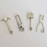 Verktygsberlocker i silverpläterad metall, set med 4 stycken.