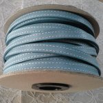 Platt kalvläder 10 mm x 20 cm Sydd med 2 trådar vit