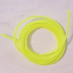 1 meter av 2 mm ihåligt PVC-snöre i fluorescerande gul färg.