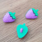 Fantasyknappar, barn, bebisar Jordgubbsmönster N°05 grönt och lila