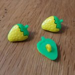 Fancy knappar, barn, bebisar Jordgubbsmönster N°13 grönt och gult