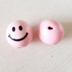Träpärlhuvud karaktär N°06 Rosa