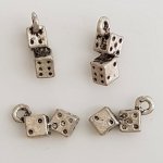 Spelande tärningar charm silver