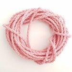 1 meter Rund sladd i läderimitation flätad Dark Pink 3 mm
