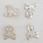 Skull och korsben charm N°22