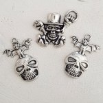 Skull and crossbones charm N°23 Set med 3 stycken