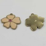 Blomma metall emalj 25 mm kräm