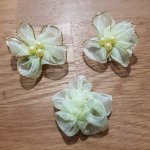 Uppsättning av 3 färgade blommor vatten grönt organza tyg