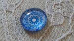glas cabochon rund 12mm blå blomma 026 